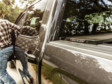 Roll-N-Lock 14-18 Chevy Silverado Sierra 1500 XSB 68in A-Series Retractable Tonneau Cover Sale